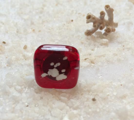 bague carree rouge et paillette d' argent