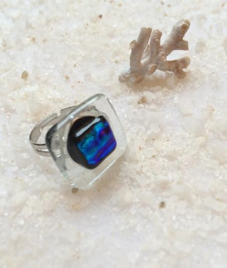 bague carree transparente et carre bleu dichroïque