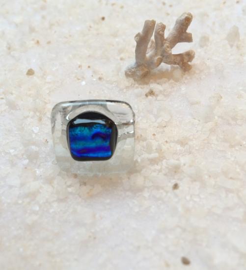 bague  transparente et carre bleu dichroïque