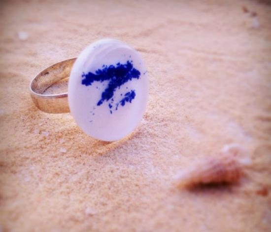 bague ronde blanche poudre grisaille bleue