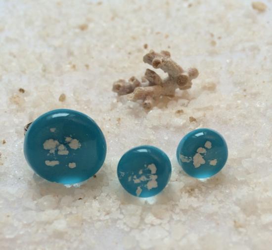 bague ronde et puce  d'oreilles bleu turquoise et paillettes d'argent