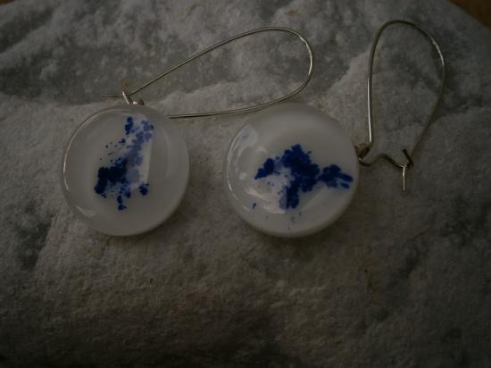 Boucles d'oreilles dormeuses ,en verre fusionné,bleue outre-mer