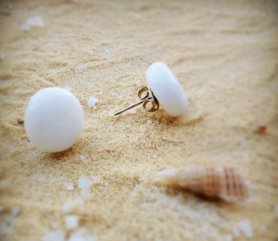 boucles d'oreilles puce ronde blanche