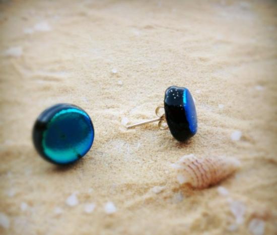 boucles d'oreilles puce ronde bleu vert dichroique