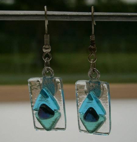 boucles d'oreilles crochets en verre fusionné bleu et vert
