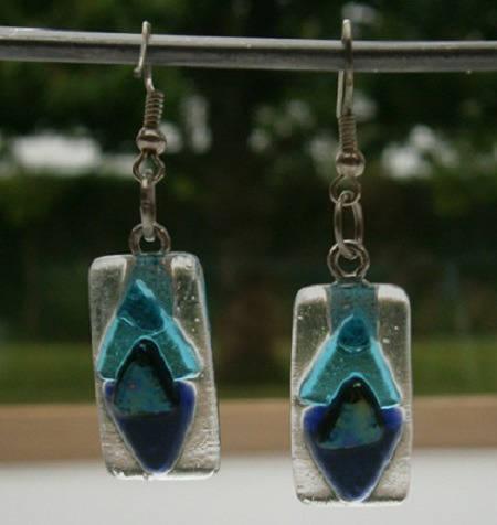boucles d'oreilles crochets en verre fusionné bleue