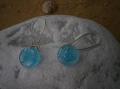 Boucles d'oreilles dormeuses en verre fusionné bleu-turquoise bullé
