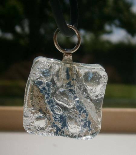 Pendentif en verre fusing,bleu acier et aluminium