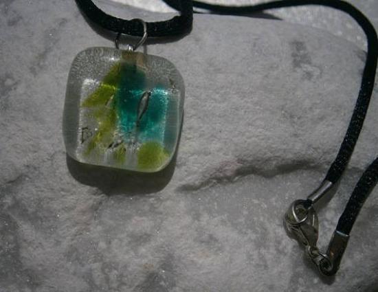 Pendentif carre en verre fusionne