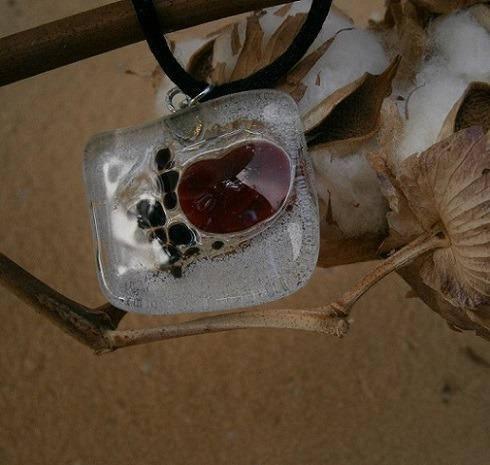 pendentif en verre fusionne rouge et noir et silice