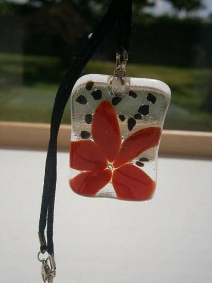 Pendentif en verre fusionné, pétales rouges,petites bulles